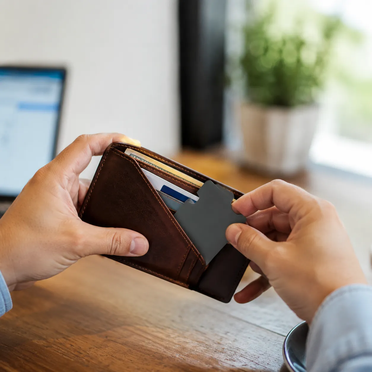 How to use RFID blocking card clash protector sandwich placement between contactless cards